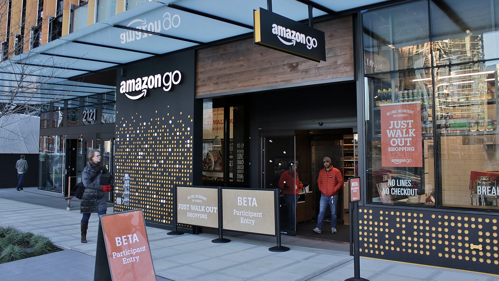 Etter ett års forsinkelse åpner Amazon sin første kasseløse matbutikk for vanlige folk